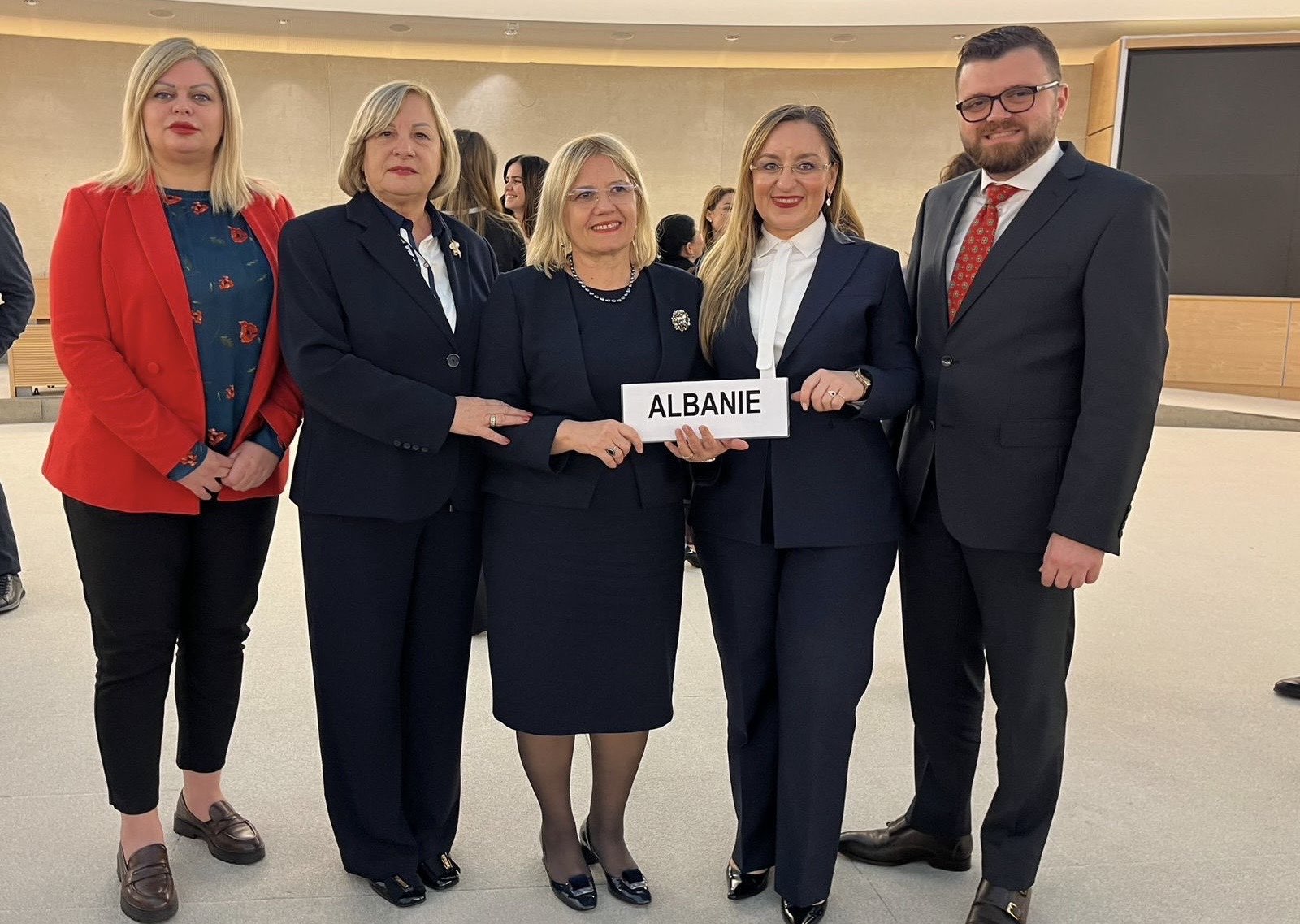 Kichik mushuk video porno Onlaynda eshakdagi ikkita xoroz va mushukdagi biri bilan jinsiy aloqani tomosha qiling.